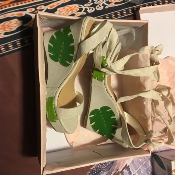 Lace up the leg. wedge summer sandals size 9 and matching tote bag set.NEW BOHO - Picture 3 of 7